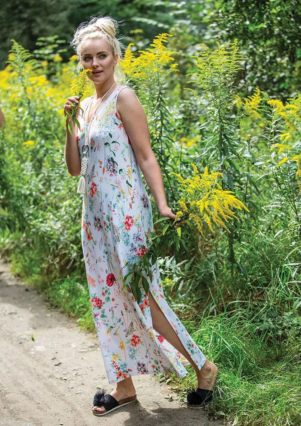 Długa sukienka damska Homewear w polne kwiaty LHD 906 1