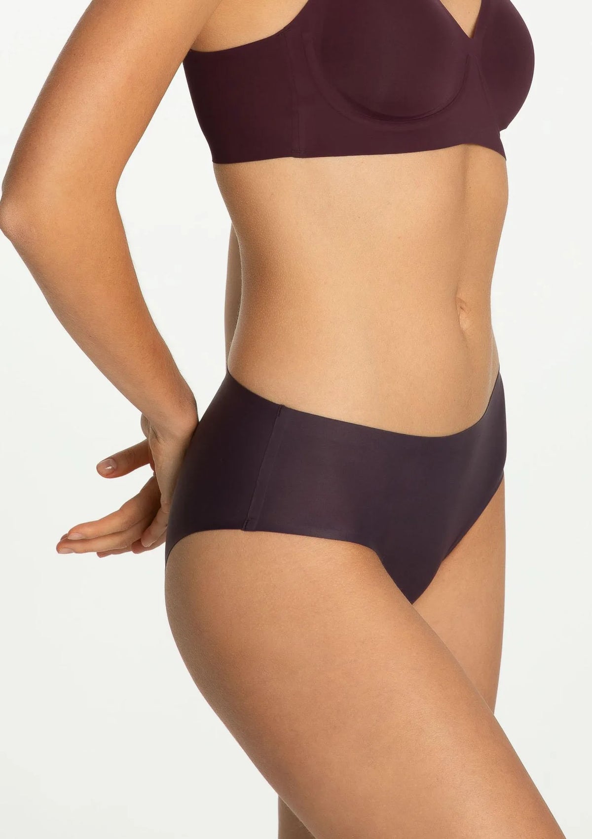 Figi damskie klasyczne bezszwowe w modnym kolorze Dark Plum Julimex