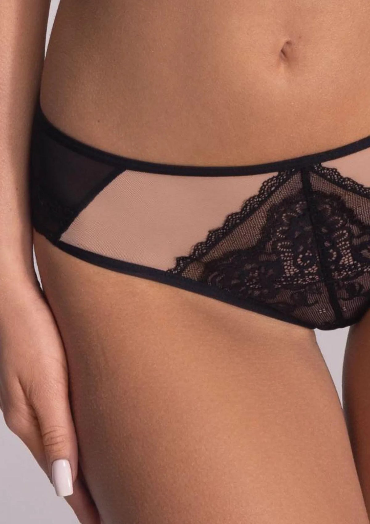 Figi damskie z eleganckiej czarnej koronki i cielistego tiulu Venus 1824 Ava