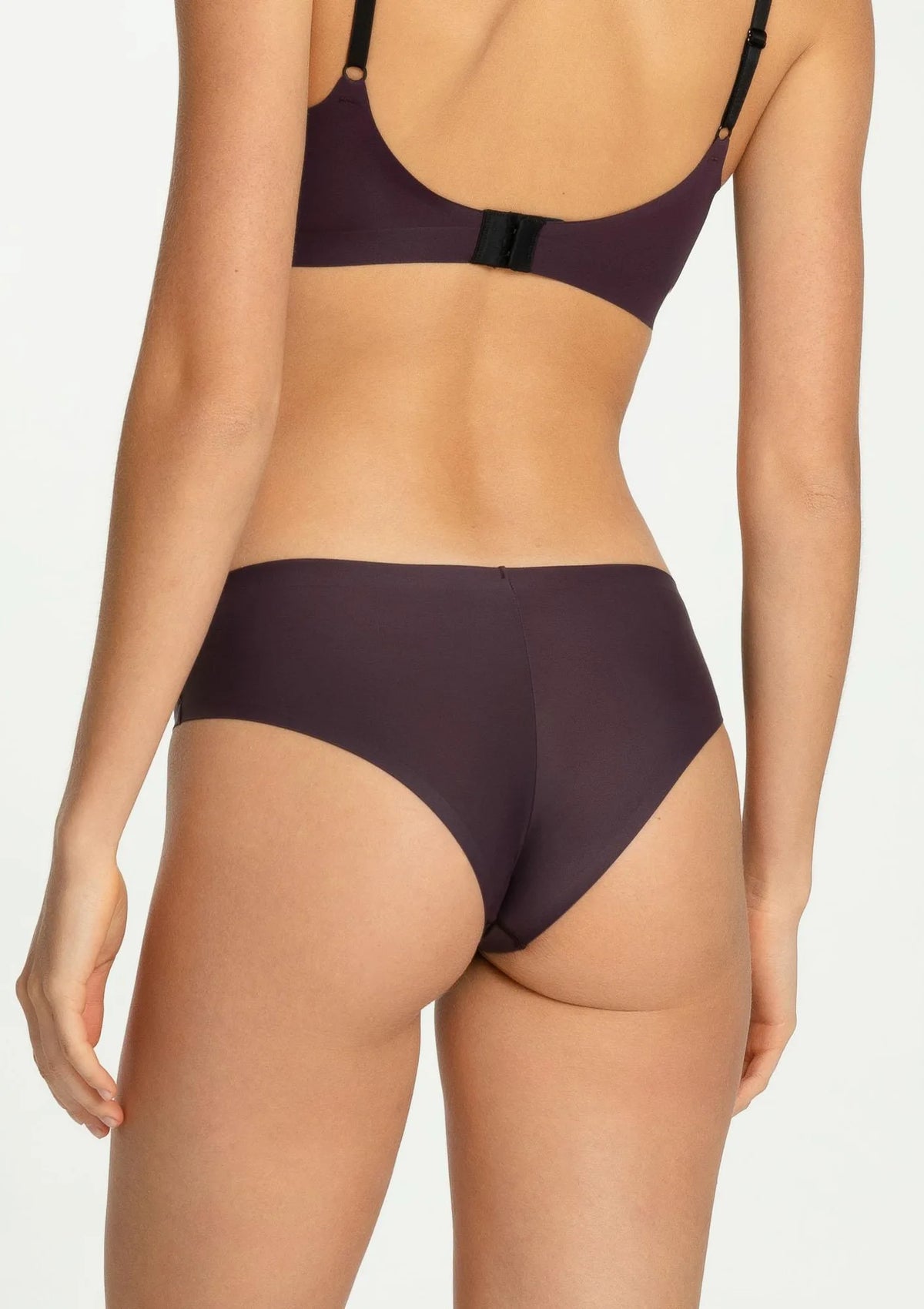 Majtki damskie typu brazyliany bezszwowe w modnym kolorze Dark Plum Julimex