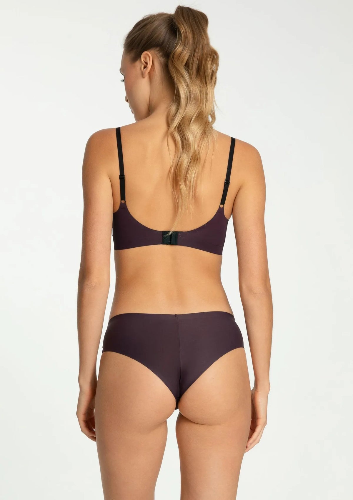 Majtki damskie typu brazyliany bezszwowe w modnym kolorze Dark Plum Julimex