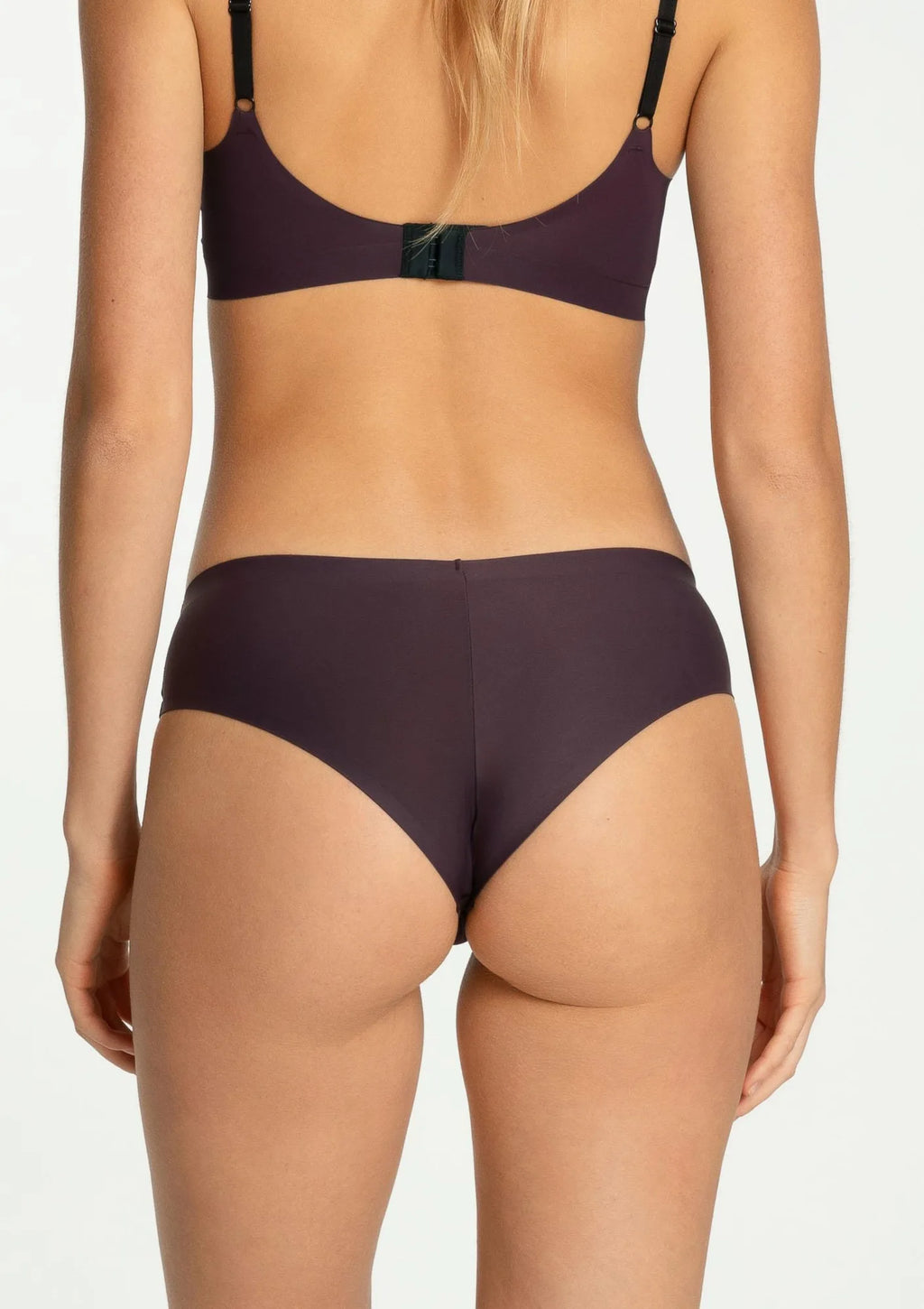 Majtki damskie typu brazyliany bezszwowe w modnym kolorze Dark Plum Julimex