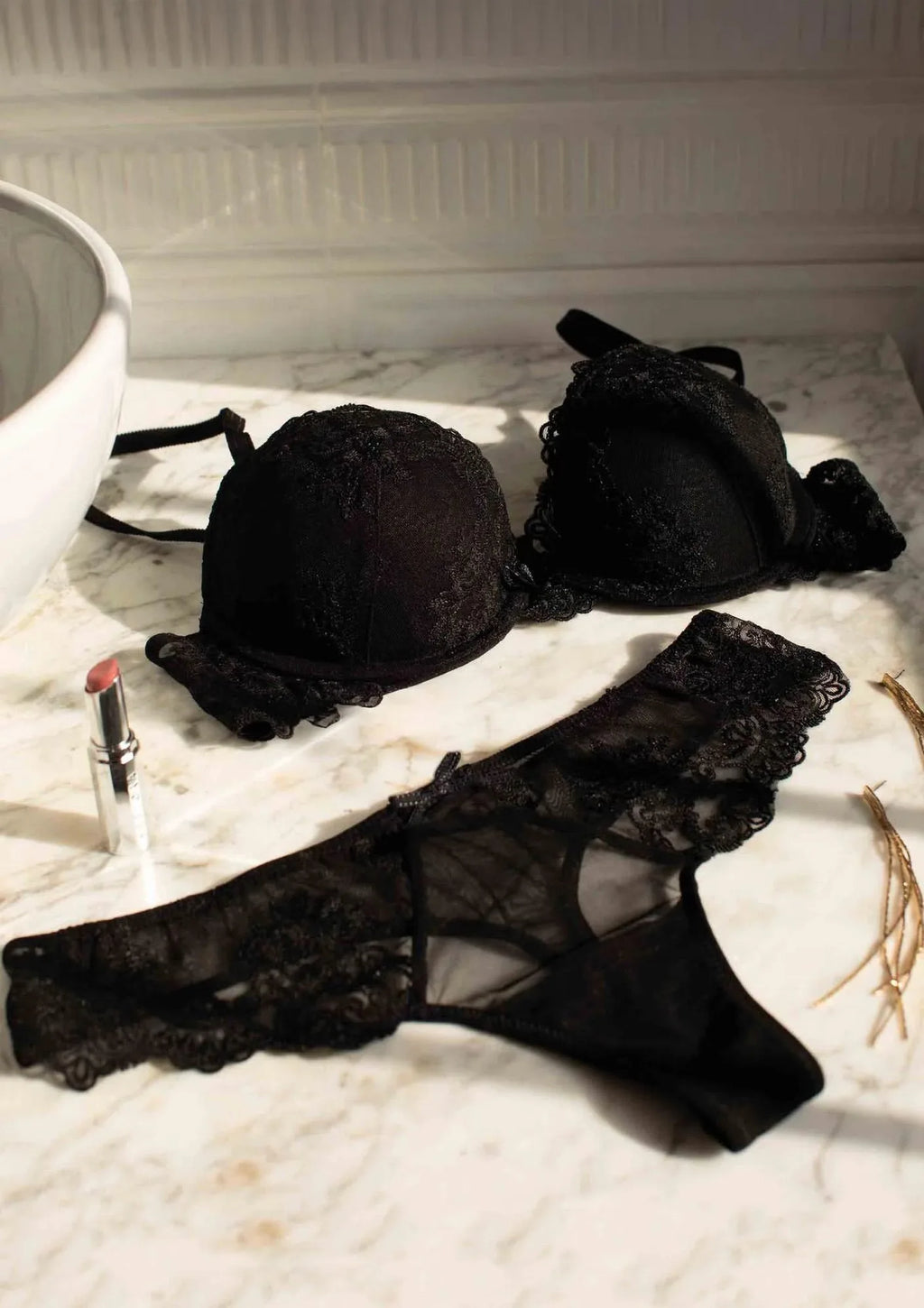 Stringi damskie z eleganckiej koronki i tiulu Glam Nero 1943 Sielei