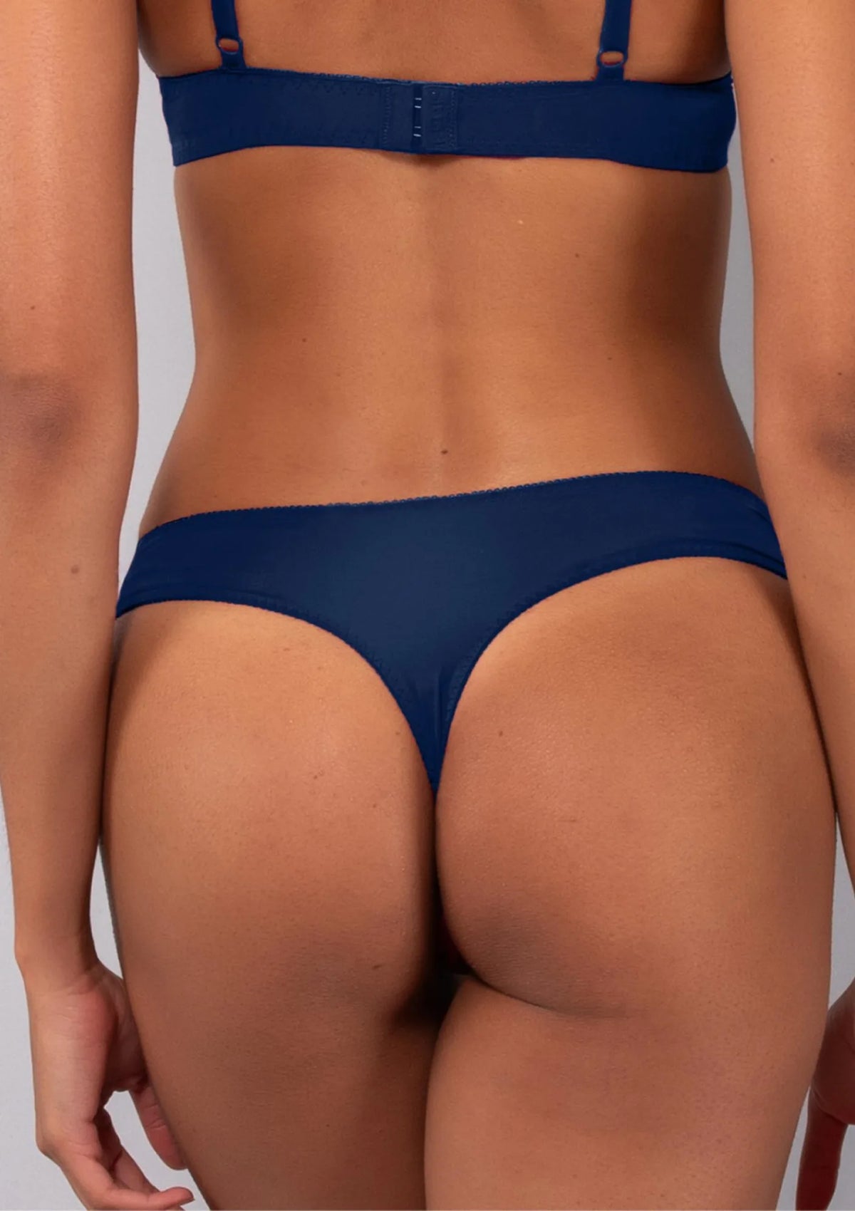 Stringi damskie z mikrofibry z eleganckim haftem Precious Sielei