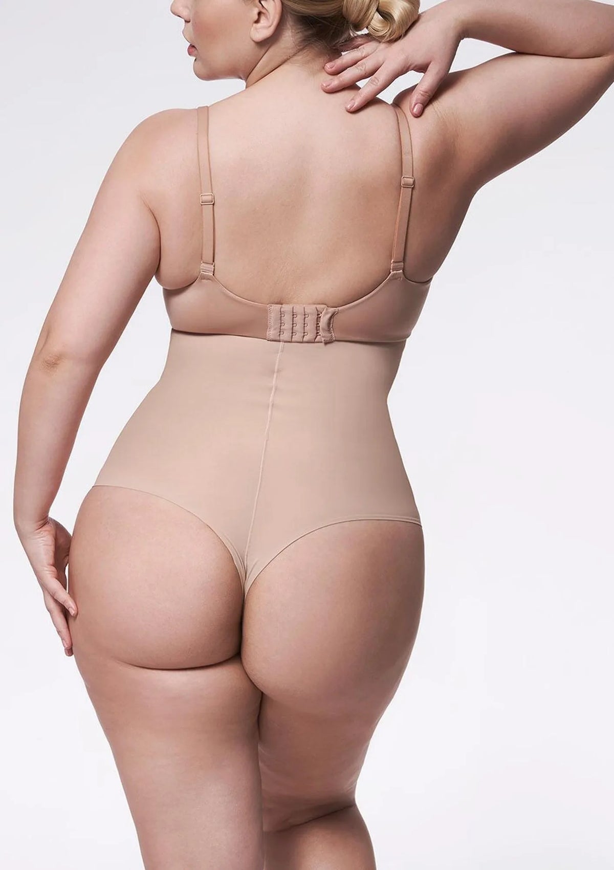 Stringi z wysoką talią modelujące sylwetkę 275
