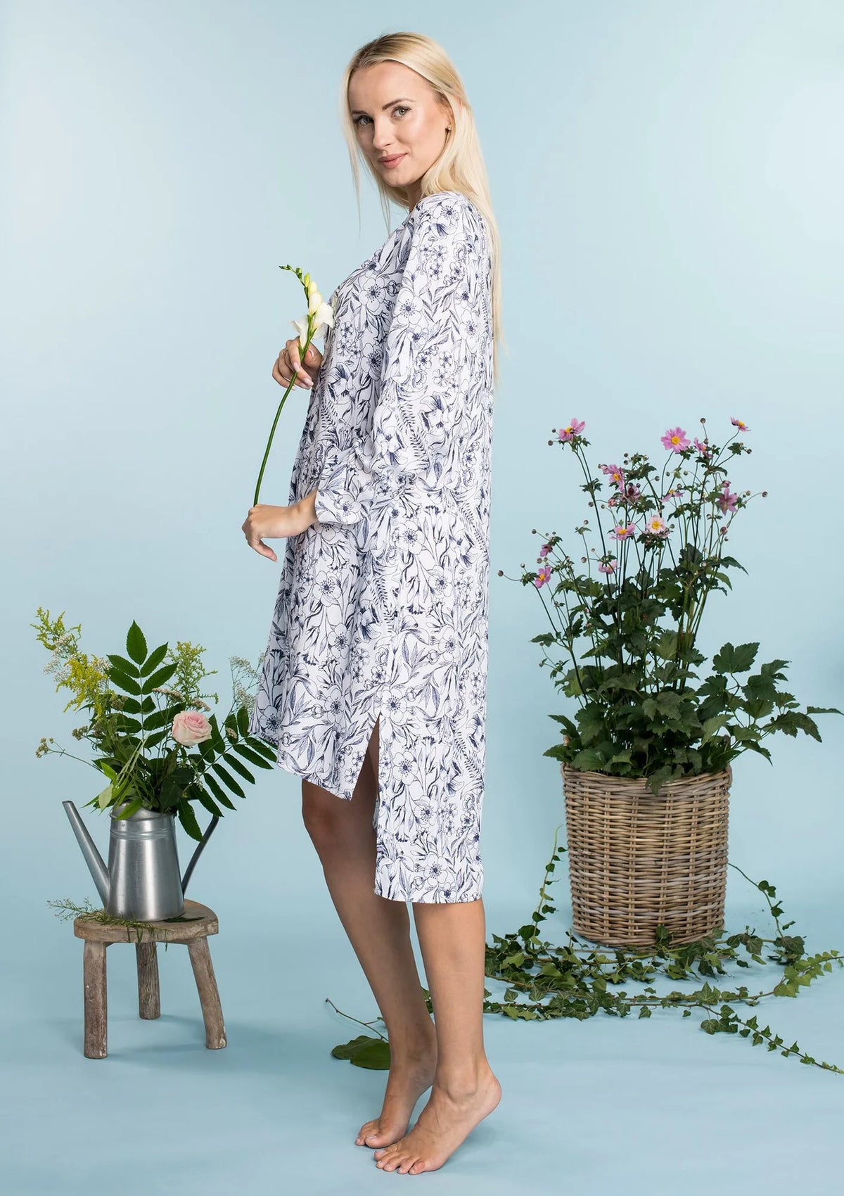 Sukienka Homewear w kwiaty z dłuższym tyłem LHD 913