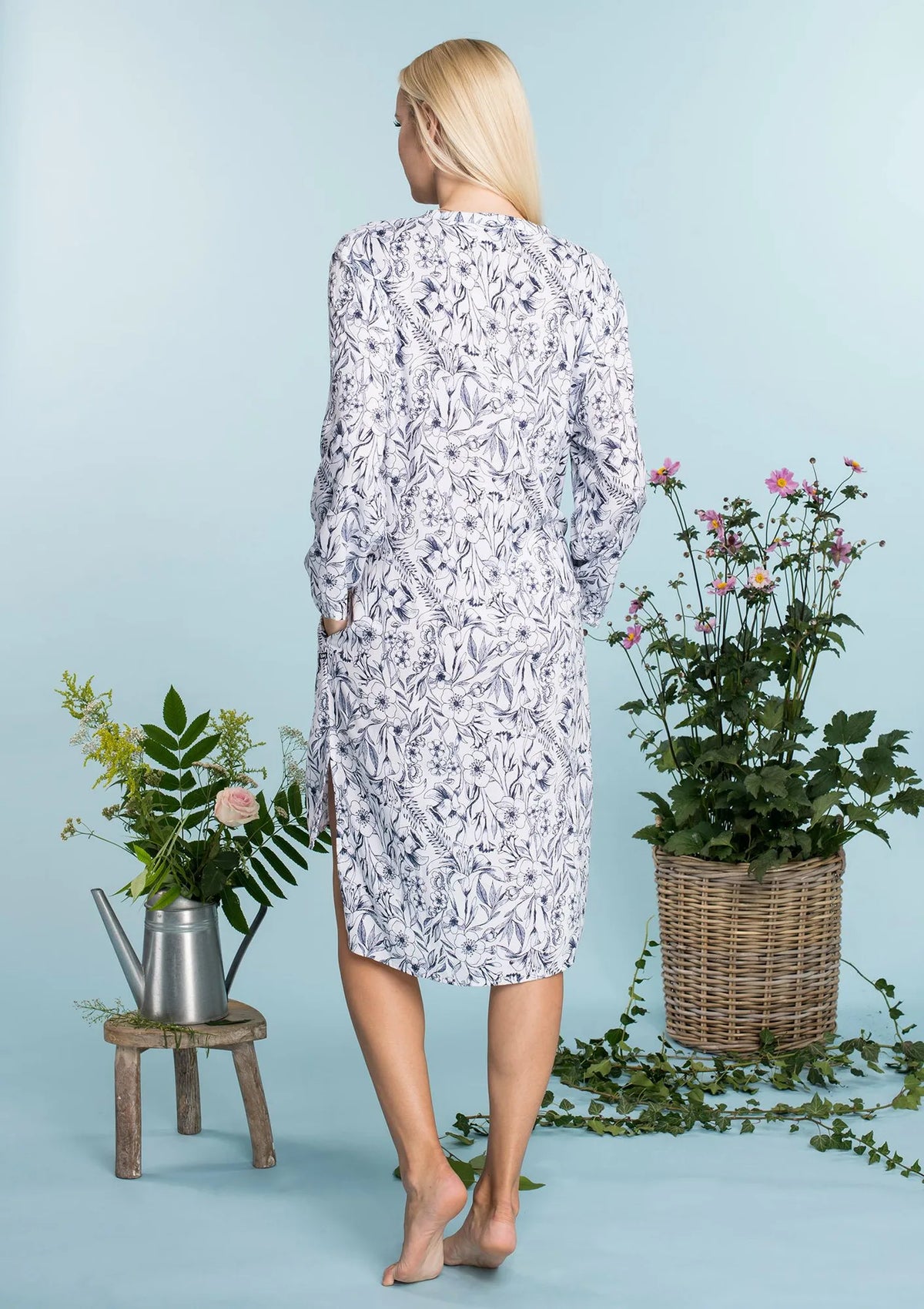 Sukienka Homewear w kwiaty z dłuższym tyłem LHD 913