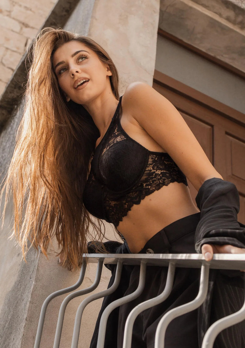 Top z biustonoszem czarny koronkowy Star Top Lormar